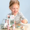 Kép 6/7 - Tender Leaf fa kisautó tejbárral – Kitty’s Milkshake Van 3 cicafigurával kislány játszik
