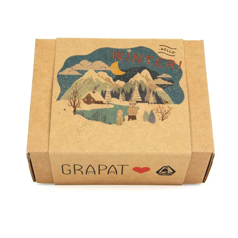 Grapat és Ostheimer kézzel készült téli fa játékszettje, természet ihlette csomagolásban.