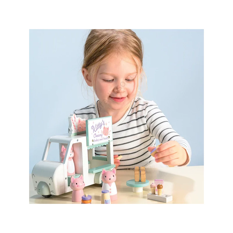 Tender Leaf fa kisautó tejbárral – Kitty’s Milkshake Van 3 cicafigurával kislány játszik